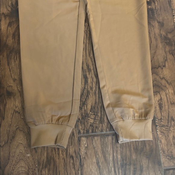 NWT!  Figs Women's Top & Pants Set,
Color earth - Picture 6 of 12